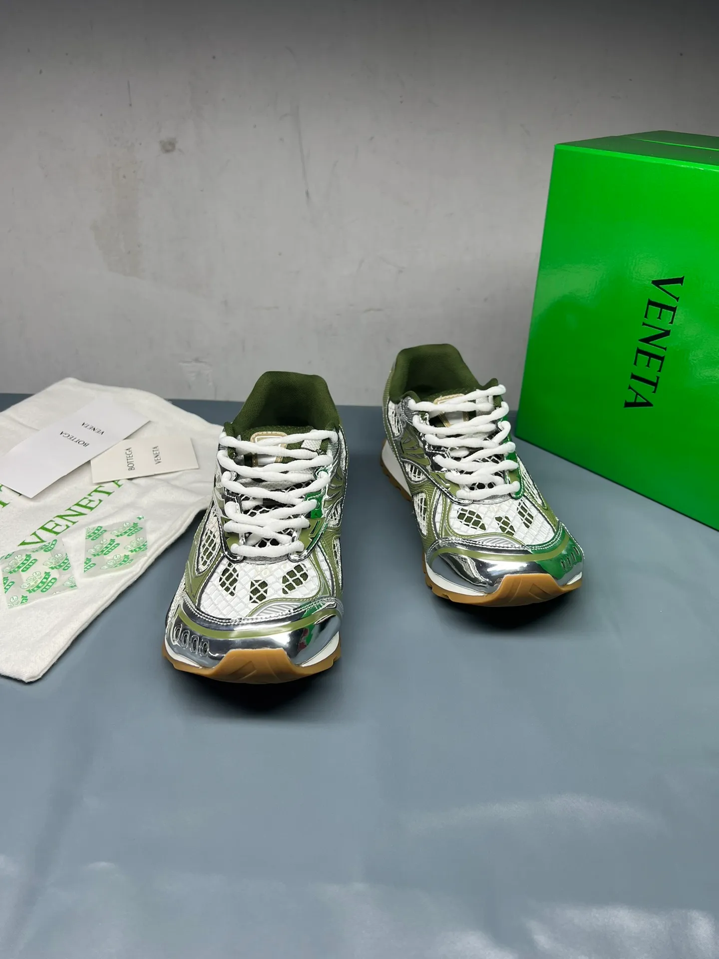 👟👟Ex-factory price 600👟👟 Men's size +10 Real photos 🔥🔥BV Orbit sneakers Wang Yibo's same style couple's dad shoes Runner sneakers, made of lightweight technical mesh fabric. Matched with geometric pattern designed rubber outsole, Wang Zha series high version. Look for the package technology. It is actually a lot taller, but the legs are still slim. Very nice, playable and durable. Matched to the standard💯 Package shoe technology. Look for the high version. The outsole is made of color-blocked TPU outsole. Women's model 35 36 37 38 39 40 41 42 (40 41 42 43 44 45 customized) (Customer logo can be accepted without refund or exchange at a favorable price) Equipped with original packaging
